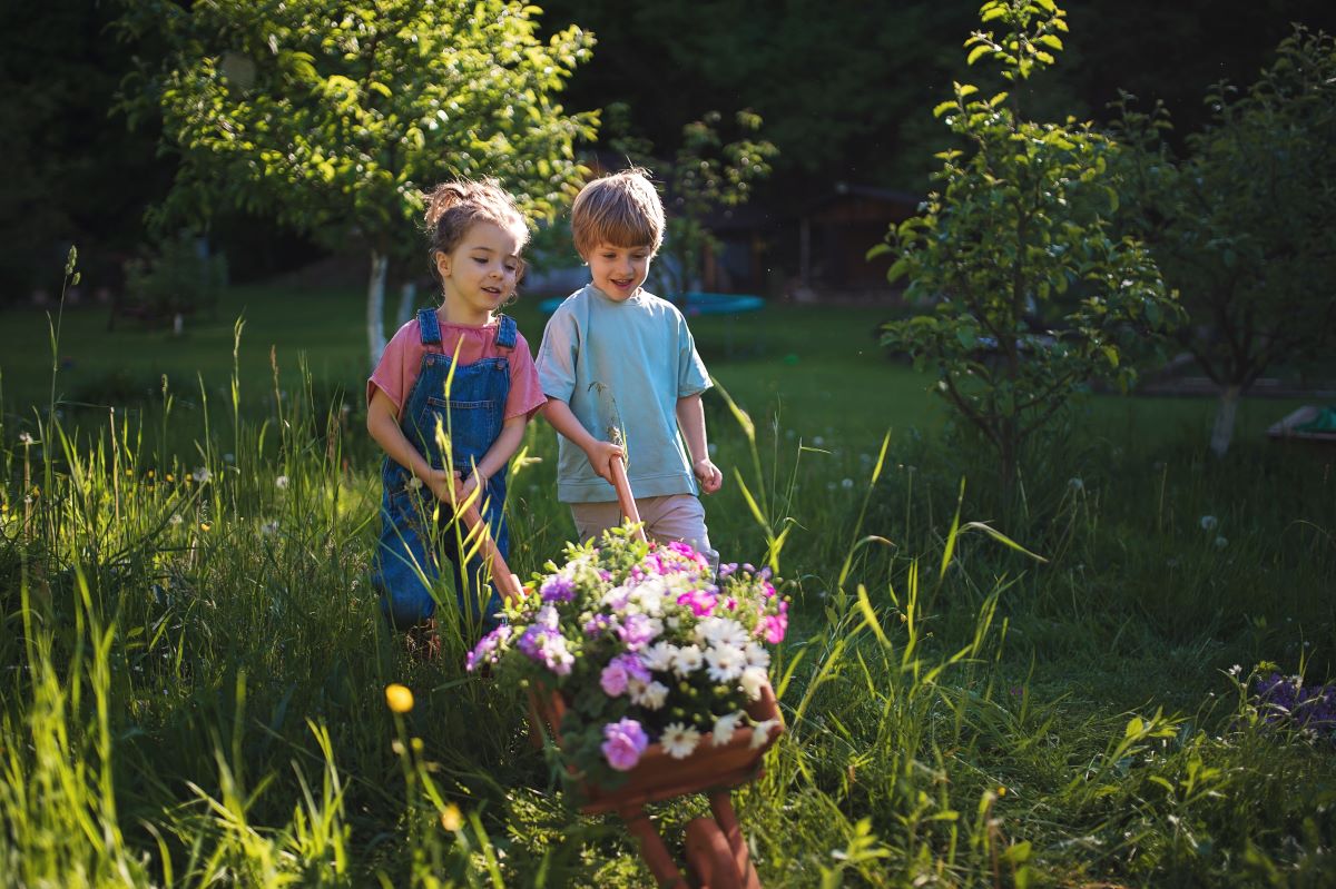 Kinder im Garten beschäftigen – kreative Ideen für den Orten